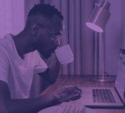 Na imagem, homem negro utilizando um computador